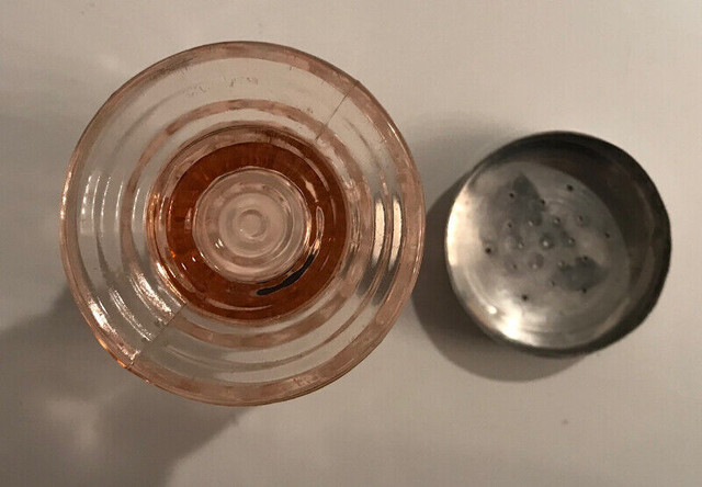 JEANNETTE GLASS - salière (shaker)  JENNYWARE rose - dépression dans Art et objets de collection  à Lévis - Image 3