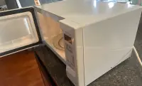 Working well and clean microwave 