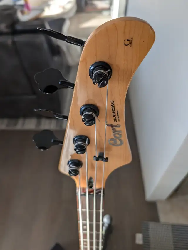 Cort Custom Bass in Guitars in Gatineau - Image 9