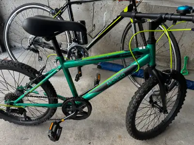 This is a Movelo Alison 20-inch kids' bike, perfect for young riders ready for some outdoor fun. It'...