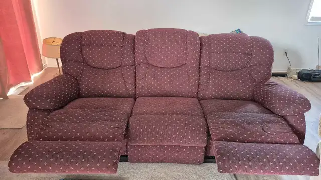 Reclining couch in Couches & Futons in Ottawa - Image 3