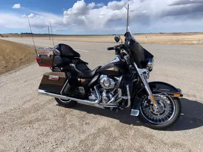 2013 ultra classic, anniversary edition, (brown and black) , 29,750 km.s , brand new tires , saddle...