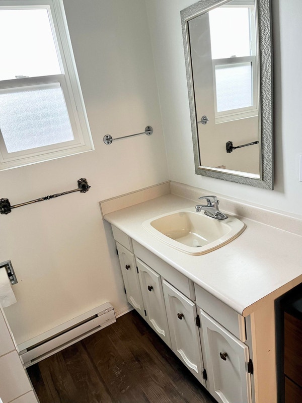 Beautiful Sidney 2 Bedroom House By The Ocean & Parks Long Term