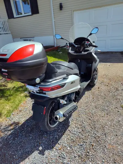 Beau scooter Piaggio à vendre mécanique A1 27700km automatique très propre avec coffret artrière