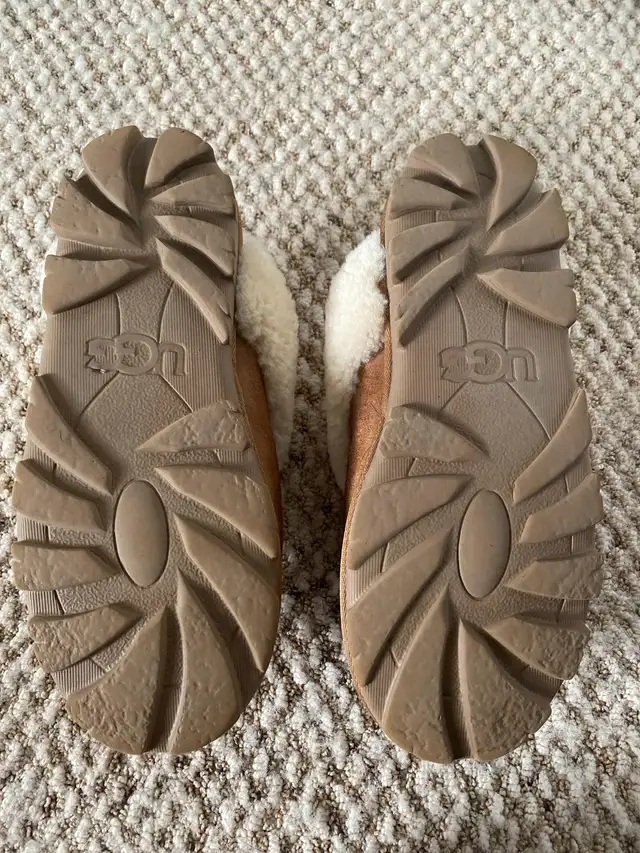 Women’s Uggs Slipper/Shoes in Women's - Shoes in Oshawa / Durham Region - Image 3