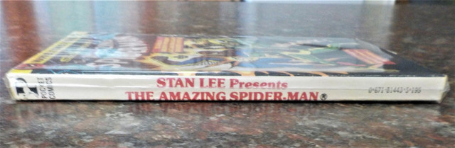 AMAZING SPIDER-MAN - VINTAGE POCKET BOOK (1ST PRINT) - 1977 in Arts & Collectibles in Nanaimo - Image 3