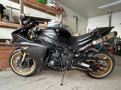 This is a beautiful Raven edition R1 with full after market Akrapovic exhaust Accident Free/well mai...