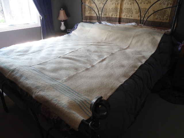 Early's of Witney Wool Blanket in Bedding in Gatineau - Image 3