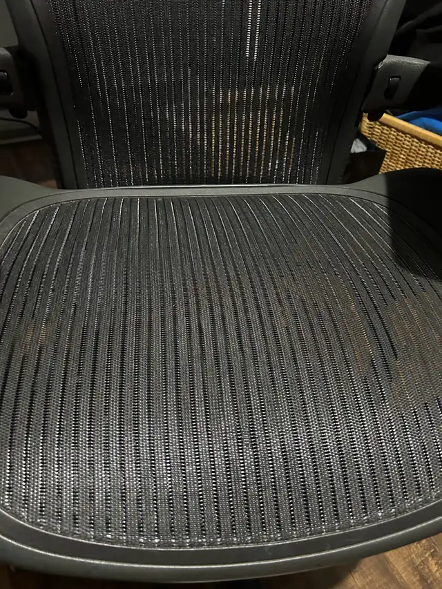 HERMAN MILLER AERON® CHAIR - HEIGHT ADJUSTABLE ARMS in Chairs & Recliners in Longueuil / South Shore - Image 5