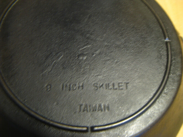 Poêle en fonte D 9 INCH SKILLET TAIWAN. NON NÉGOCIABLE. dans Autre  à Trois-Rivières - Image 2