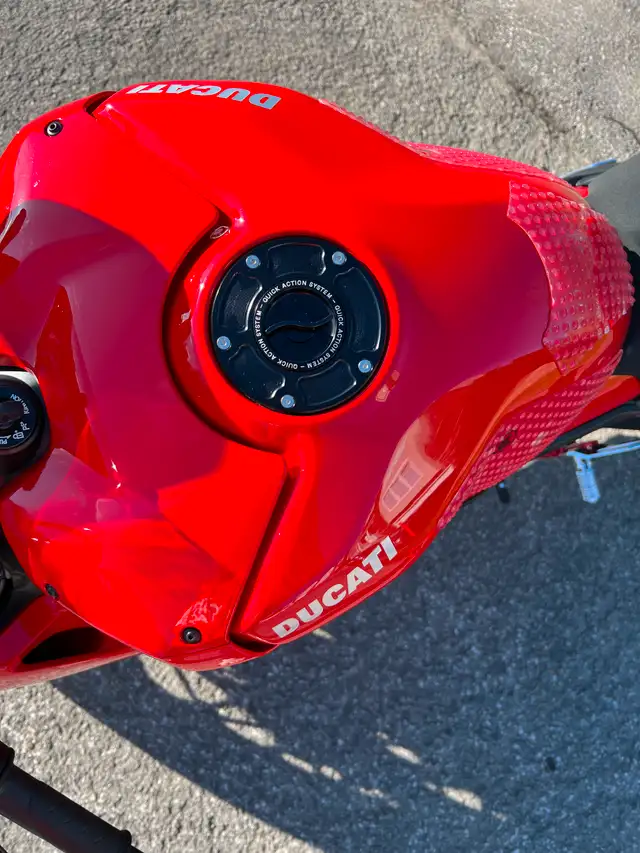 Ducati Panigale V4S in Sport Bikes in Laval / North Shore - Image 10