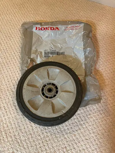 I'm selling a used Honda lawn mower rear wheel. This is commonly used on self propelled models HRR21...