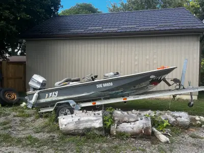 This Boston Whaler features a 70 HP Evinrude outboard engine and is ready for your next adventure on...