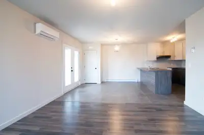 Au rez-de-chaussée avec entrée privée. 1150 pi² – 1540 $/mois et disponible le 1er août. Thermopompe...