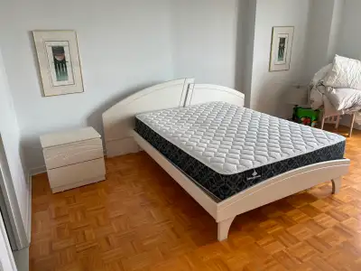 Base de lit, matelas (Queen) et une table nuit., View more
