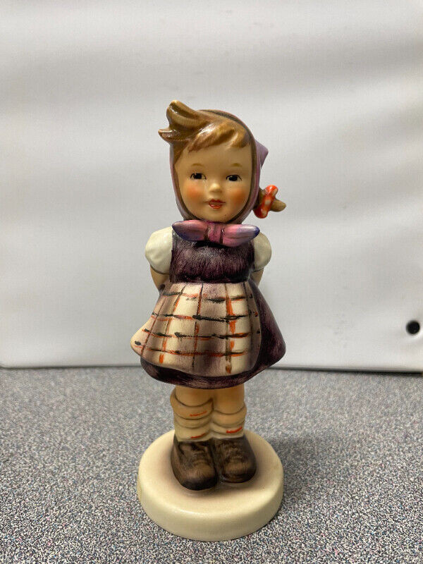 GOEBEL HUMMEL #258 "WHICH HAND" FIGURE in Arts & Collectibles in Chatham-Kent