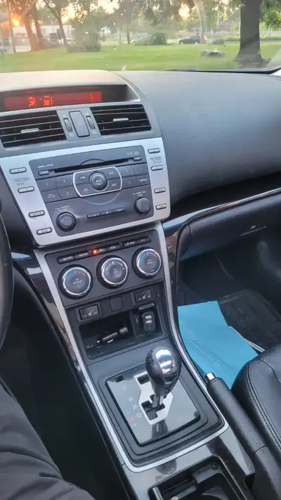 Belle mazda 6 confortable luxueuse climatisée siège cuir location minimum une semaine 350$pour un mo...