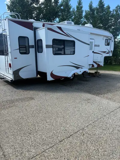 2010 Trailblazer Komfort Winter package, get lay out, new toilet, new batteries, no pets in the trai...