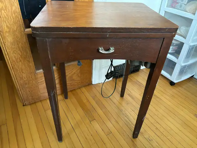 VINTAGE VIKING SEWING MACHINE - MODEL # 893362854391862019125
