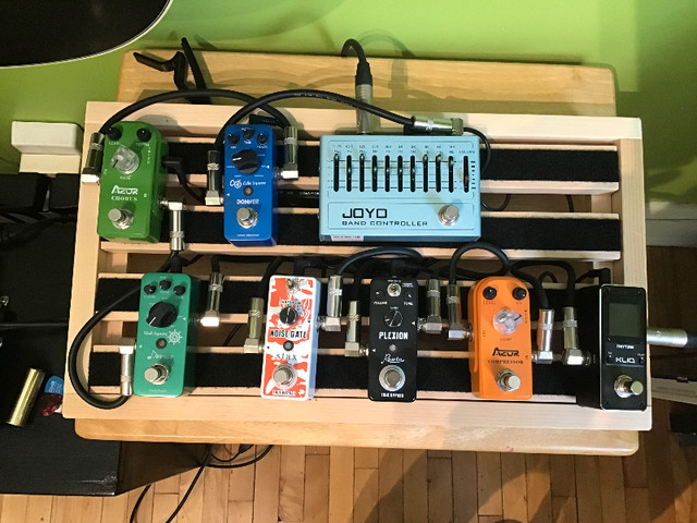 Pedalboard with effects dans Guitares  à Ville de Montréal