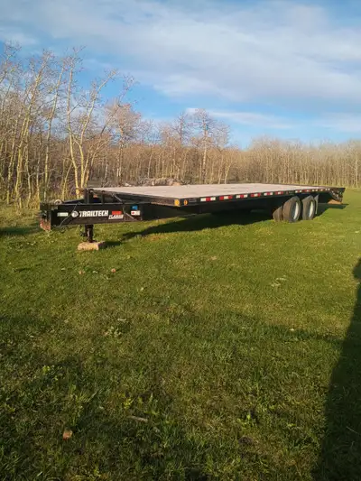 This 2018 Trailtech 27-foot flat deck trailer is in good, pre-owned condition and ready for your nex...