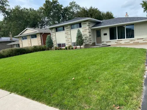 Beautiful house 3 bdrm 1 1/2 bath on quite street, nice neighborhood. Close to school, bus, shopping...