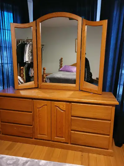 Beautiful queen bed set FREE NEED GONE ASAP, View more