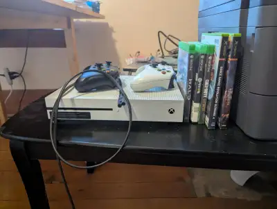 Xbox One - 2 controllers - 5 games, View more