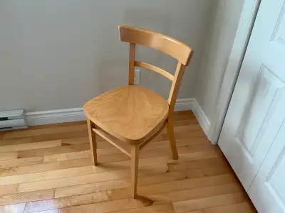Chaise en bois, très propre.