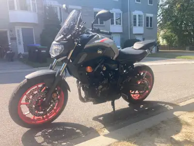 Clean bike, low mileage. Oil change every 5000 km Stock, windshield, frame sliders, USB charger, pho...
