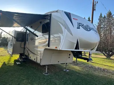 Stunning 33ft 5th wheel in excellent condition. 3 slides, electric awning, slam latch baggage doors,...