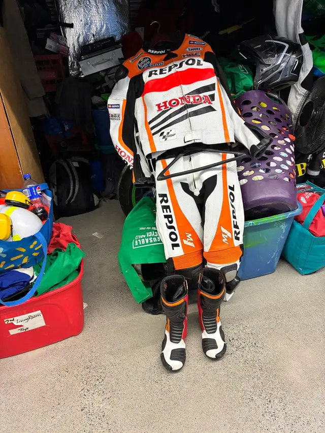 Repsol two piece Leather suit & boots in Sport Bikes in Sudbury - Image 2