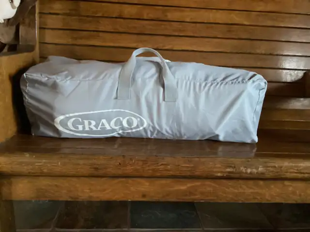 Graco Travel Crib in Cribs in London - Image 8