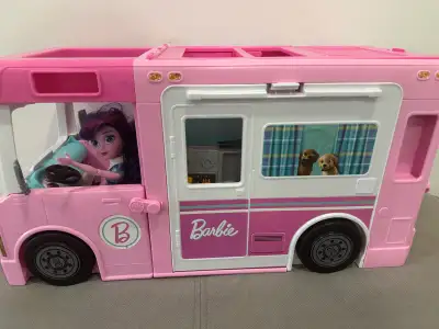 Camping car Barbie au complet avec une barbie incluse