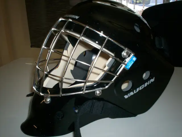 Masque Neuf de Gardien VAUGHN 7500 Goalie Mask Medium-    large. in Hockey in West Island - Image 3