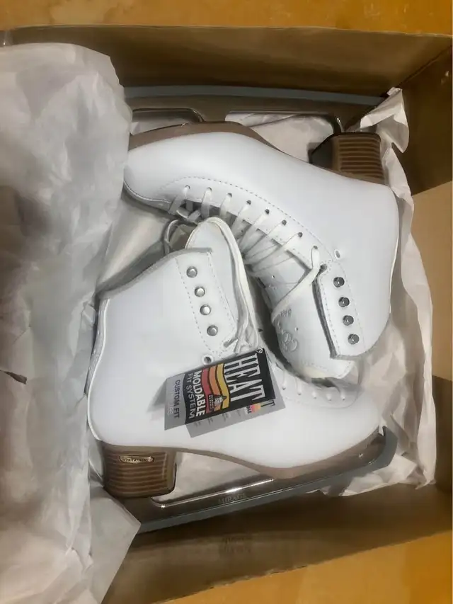 Jackson "Elle" Figure Skates.  New in Box. in Skates & Blades in Belleville - Image 5