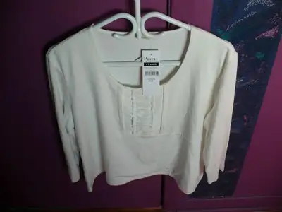 CHANDAIL FEMME XL-NEUF ( PETITE ) ( valeur $ 99.00 ), View more