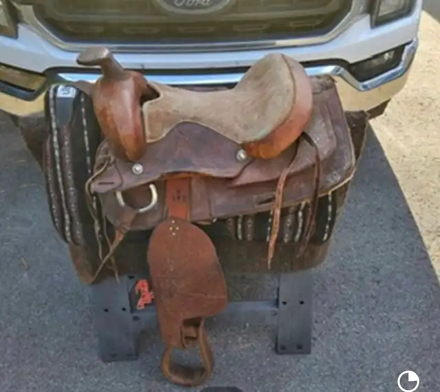 horse saddle  in Equestrian & Livestock Accessories in Laurentides - Image 2