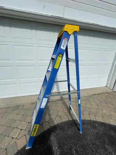 6 FEET - FEATHERLITE LADDER, 250 lbs. load capacity, Fiberglass step ladder.