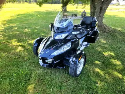 Moto Spyder RT conduite manuelle, kilométrage : 72360km. Inspections annuelles. Pneus avant et arriè...