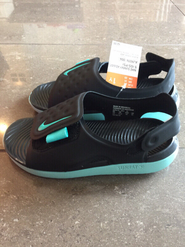 Girls youth Nike Sunray Sandals  Size 1 in Kids & Youth in Medicine Hat - Image 2