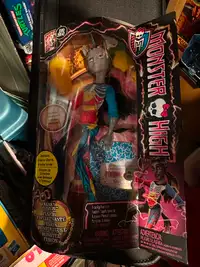 MONSTER HIGH FREAKY FUSION Neighthan Rot Unicorn Doll new new