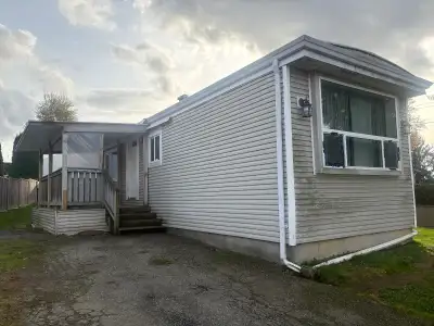 3 bedroom 1 bathroom mobile home available for rent. Close to middle and high schools, bus routes an...
