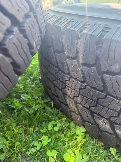 Offering this set of 4 General Grabber tires and rims 265/70/17. These tires were left behind by ten...