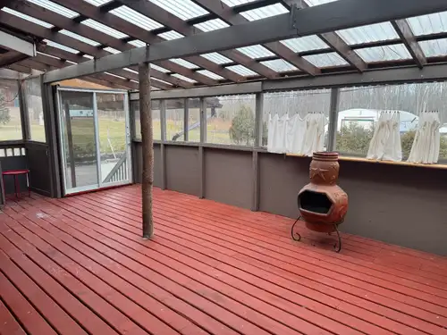 Recently renovated 2 large bedrooms, with large enclosed deck. Modern kitchen, with gas stove. Large...