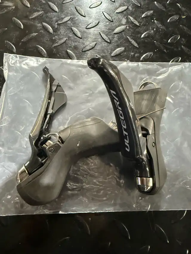 Shimano Ultegra ST R-8020 Levers in Road in Kawartha Lakes - Image 2