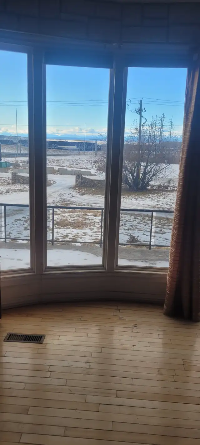 Close to Tuscany c-train station room for rent in calgary in Room Rentals & Roommates in Calgary - Image 2