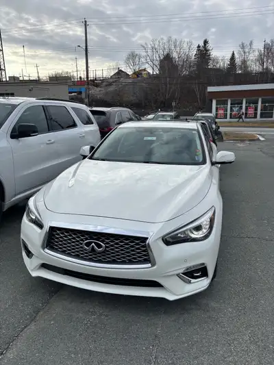 Beautiful 2022 Infiniti Q50 Only 18000km ! Come with both winter tires and all seasons tires