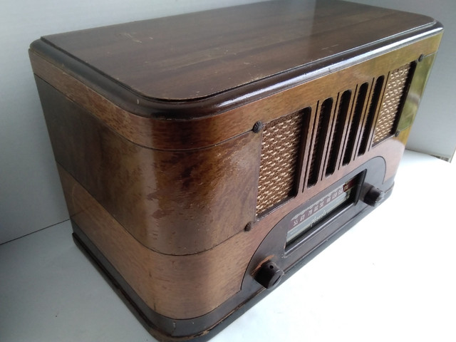 Vintage Phonola Battery Tube Radio, 1946/47 in Arts & Collectibles in Kawartha Lakes - Image 3