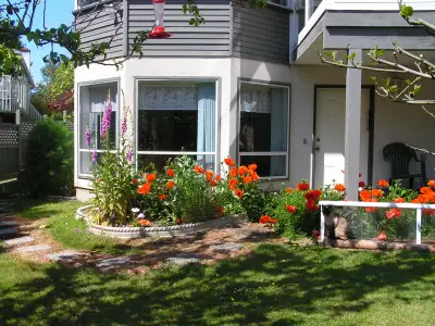 Beside UVIC Student 1 Bedroom Garden Suite